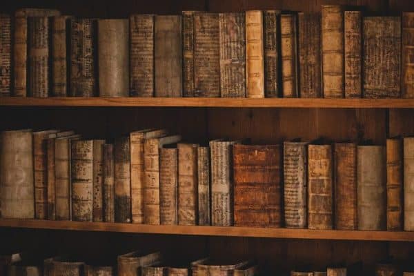 Amazon compra livros raros e destrói exemplares em operação para treinar inteligência artificial