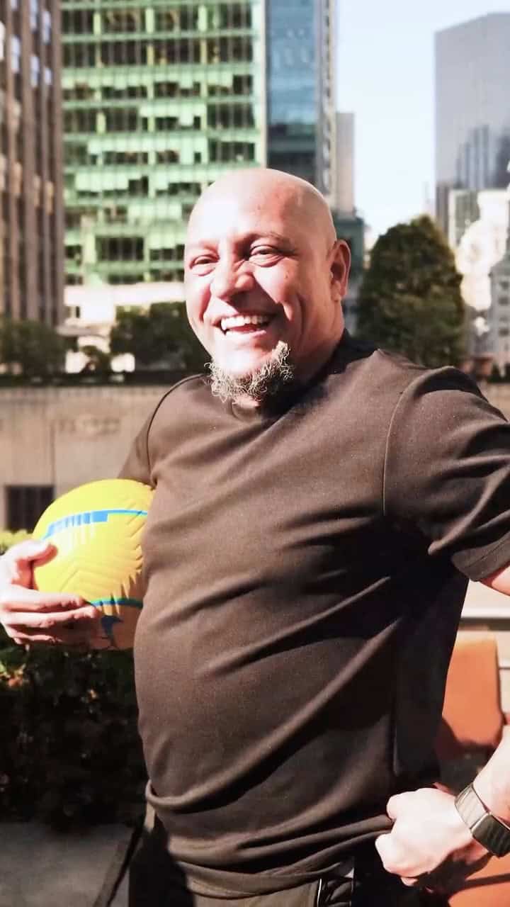 "Gostaria de esclarecer, após as recentes especulações da mídia, que não me converti ao Islã. Tenho o maior respeito pela comunidade muçulmana, assim como tenho pelas pessoas de todas as religiões e crenças. A fé é algo profundamente pessoal, e acredito que as crenças de cada indivíduo devem ser tratadas com respeito", escreveu Roberto Carlos. (Foto: Instagram)