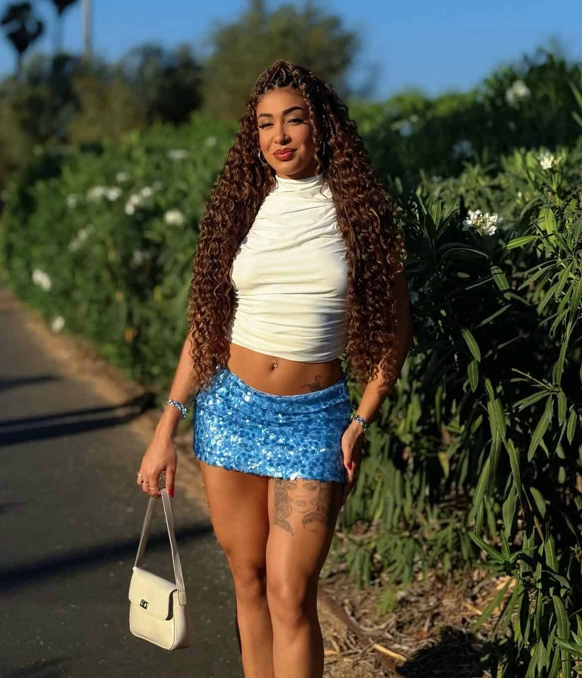 "Eu queria incluir ele um pouco mais na minha rotina fitness e incentivar a se movimentar, então dei o relógio de presente. Era uma coisa carinhosa, para acompanhar passos, treino e calorias. Nunca imaginei que justamente esse presente fosse acabar mostrando outra coisa", contou Emelly. A desconfiança começou quando ela abriu os dados registrados pelo aparelho e percebeu uma movimentação muito acima do habitual. (Foto: Instagram)
