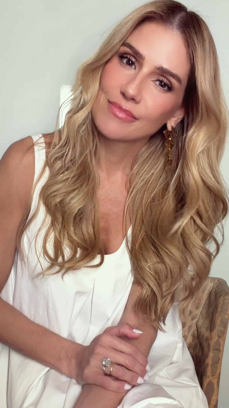Deborah Secco se tornou alvo de uma ação na Justiça movida por um homem de 96 anos, morador do apartamento localizado abaixo do imóvel da atriz, no Rio de Janeiro. (Foto: Instagram)