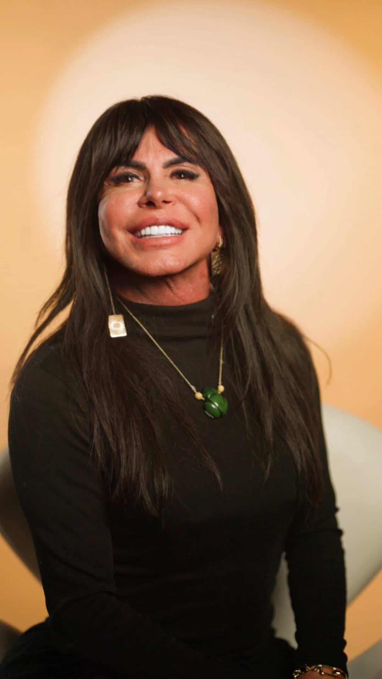 A decisão da cantora foi tomada antes de passar por um procedimento de transplante capilar em Vitória, Espírito Santo. A cantora, que possui, alopecia agressiva, já está com os fios bem curtinhos por baixo da lace que usa. (Foto: Instagram)