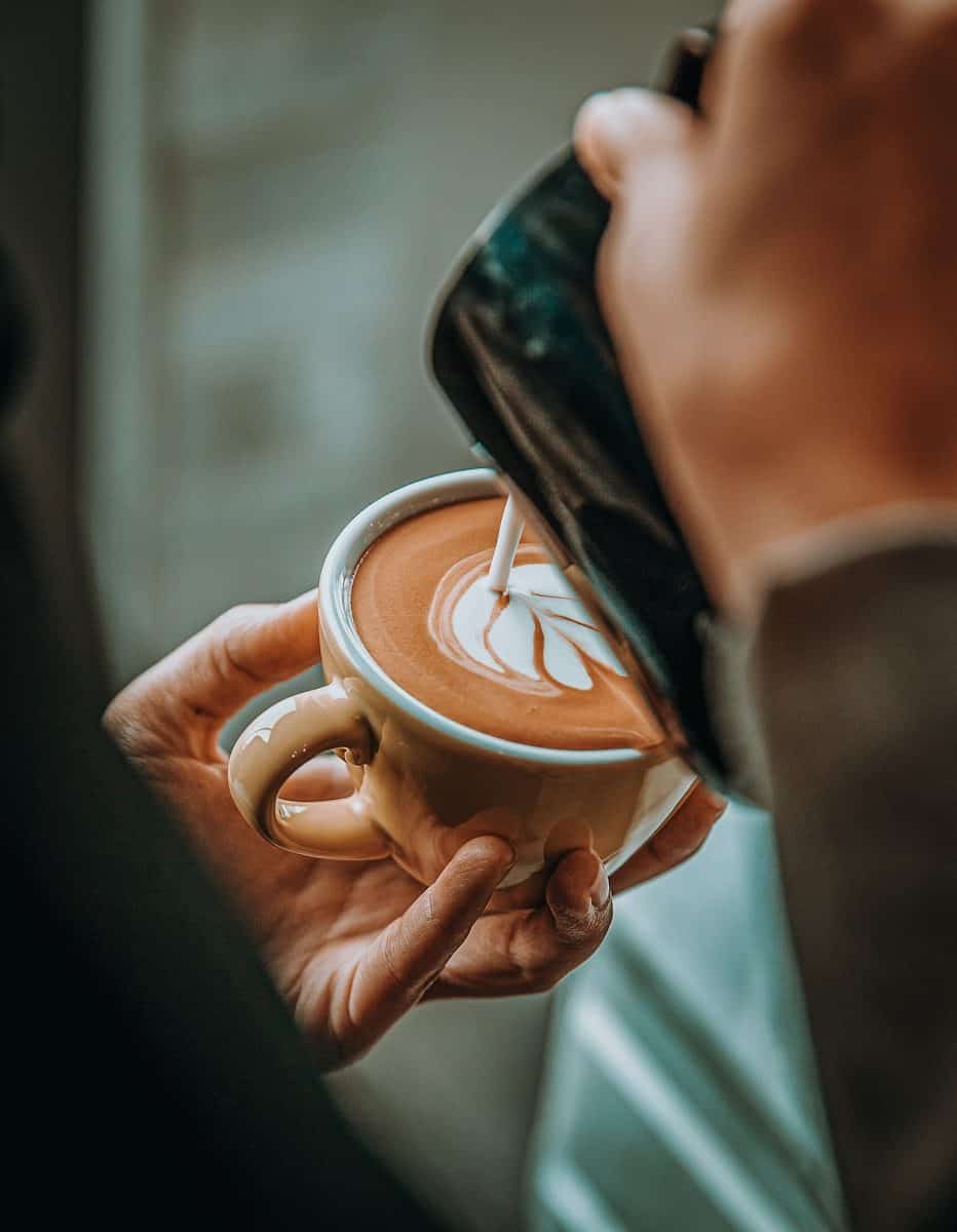 Especialistas avaliam fatores que influenciam os benefícios do café. (Créditos: Unsplash / Mahmoud Alaydi)