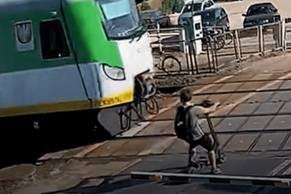 Adolescente de patinete elétrico ignora barreiras e quase é atingido por trem na Polônia