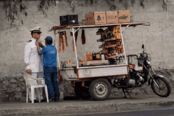 Antes da formatura, oficial da Marinha visita o pai que vende frutas em um carrinho e cena emociona.