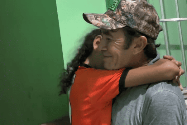 Após viralizar correndo descalça, menina ganha primeira sapatilha do pai e se emociona