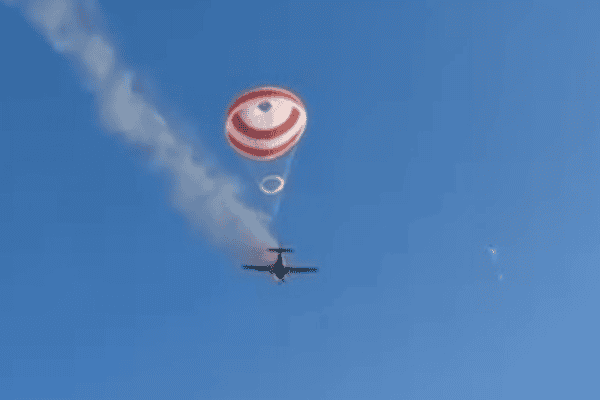 Avião pega fogo durante voo, cai em mata e piloto sobrevive após acionar paraquedas