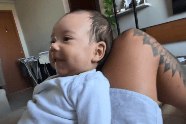 Bebê de 3 meses parece responder “não” ao pai e cena diverte a internet