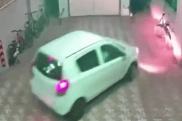 Carro despenca de dois andares após motorista entrar em poço de elevador