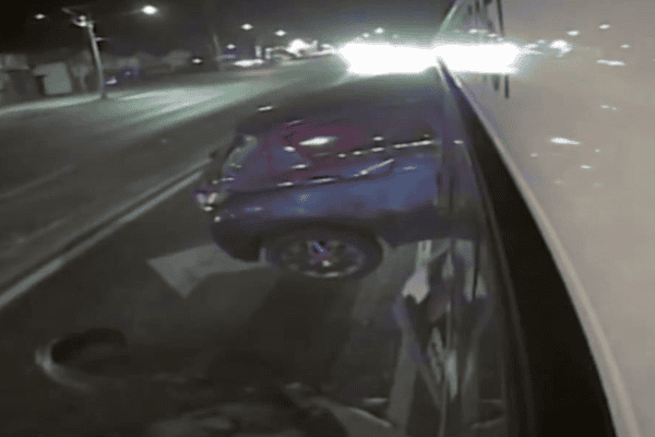 Carro “voa” após motorista perder controle, bate em ônibus e fica cravado na lateral do veículo