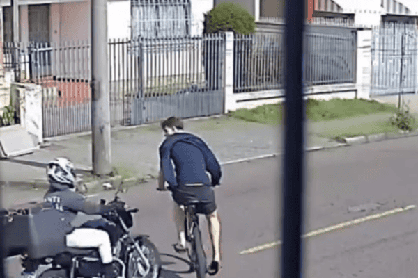 Ciclista atravessa rua sem olhar e é atingido em cheio por motocicleta