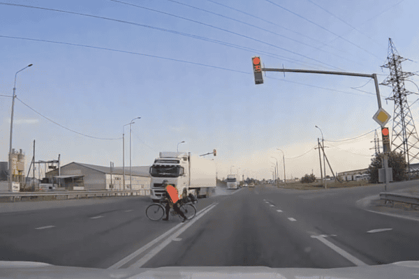 Caminhão ignora sinal vermelho e quase atropela ciclista