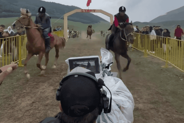 Cinegrafista é atingido por cavalo enquanto registrava corrida de turfe