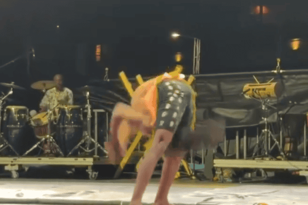 Contorcionista impressiona ao dobrar o corpo de forma inacreditável