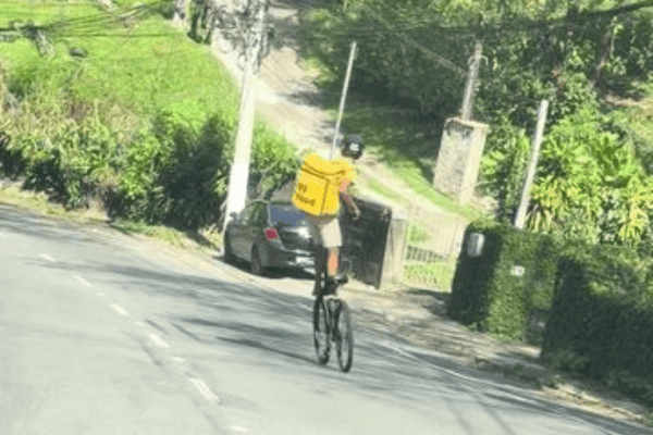 Entregador desce ladeira se equilibrando em bicicleta e viraliza com manobra arriscada