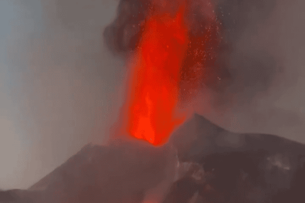 Erupção do vulcão Etna atrai turistas e preocupa autoridades locais