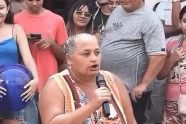 Faxineira encanta a internet com voz potente ao cantar sucessos internacionais