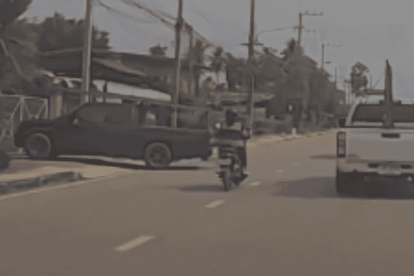 Flagrante mostra motociclista sendo derrubada após colisão com barras de ferro