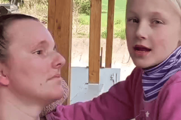 Garotinha aprende a andar de bicicleta e emociona ao mostrar conquista à mãe que sofreu AVC