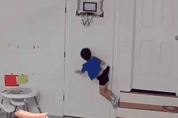 Menino fica preso na maçaneta da porta durante brincadeira de basquete em casa e cena viraliza