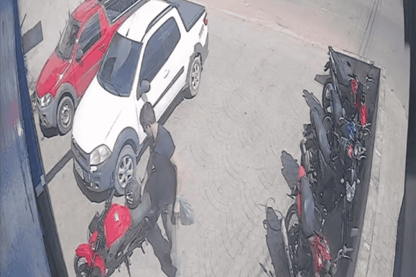 Homem esquece que foi de carro e volta para casa pilotando moto de um desconhecido por engano