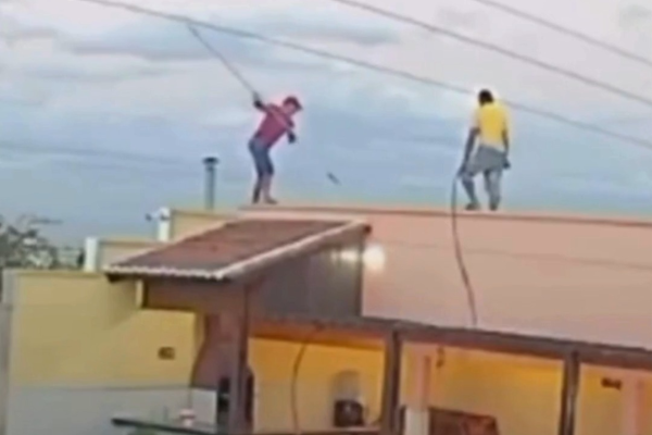 Homem sofre descarga elétrica ao encostar vara em fiação e cai de telhado no Ceará