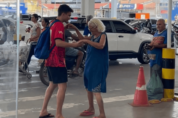Idosa encanta ao dançar forró sozinha até ganhar companhia inesperada