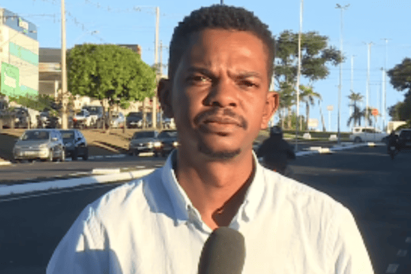 Jornalista tenta gravar reportagem na rua e quase é atropelado