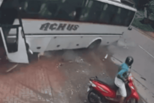 Manobra para evitar scooter faz ônibus tombar e deixa 35 feridos na Índia