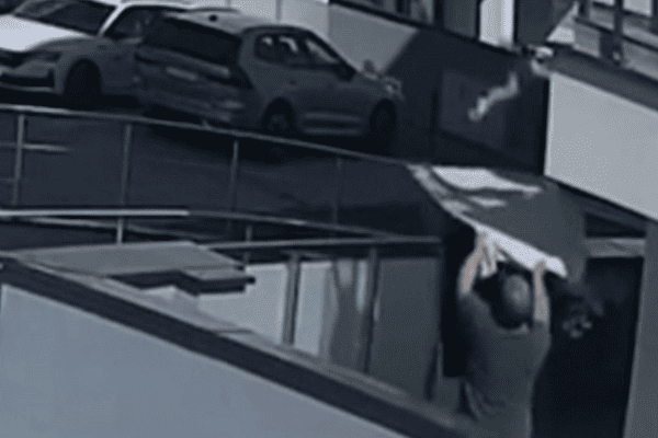 Menina de 4 anos cai do 5º andar e é salva por vizinhos com cobertor