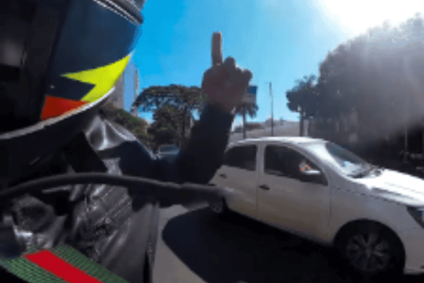 Motociclistas se unem para abrir passagem a carro com paciente em parada cardíaca