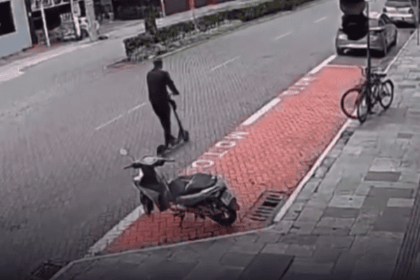 Motorista abre porta de carro, derruba jovem de patinete e ele é atropelado por outro veículo
