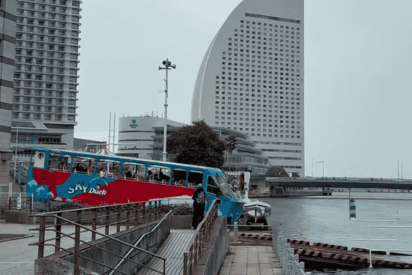 A inusitada atração no Japão onde um ônibus vira barco durante o passeio