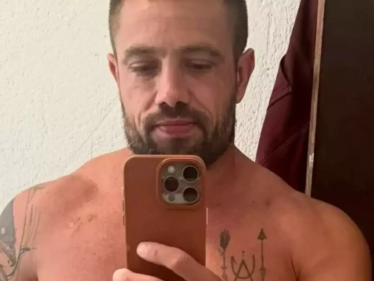 “Hoje estou orgulhoso de mim. Orgulhoso porque o pilar da minha recuperação é a honestidade. Se eu for desonesto comigo, acabou. (…) Achei que eu fosse morrer sozinho, que eu ia perder o respeito dos meus filhos, eu ia perder o respeito de todo mundo. Eu já tinha perdido o respeito por mim mesmo”, declarou Rafael Cardoso, ao se referir aos filhos, Aurora, Valentim e Helena. (Foto: Instagram)