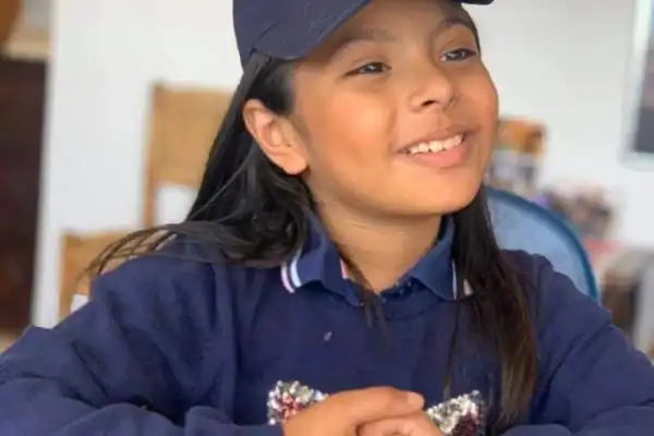 Menina que sofreu bullying por ser autista cursa mestrado e supera QI de Einstein