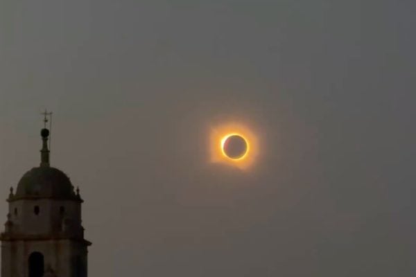 Europeus compartilham imagens do eclipse solar total desta quarta-feira (12)