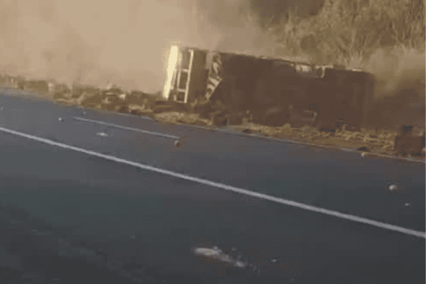 Trabalhadores resgatam caminhoneiro e esposa grávida após caminhão tombar em MG