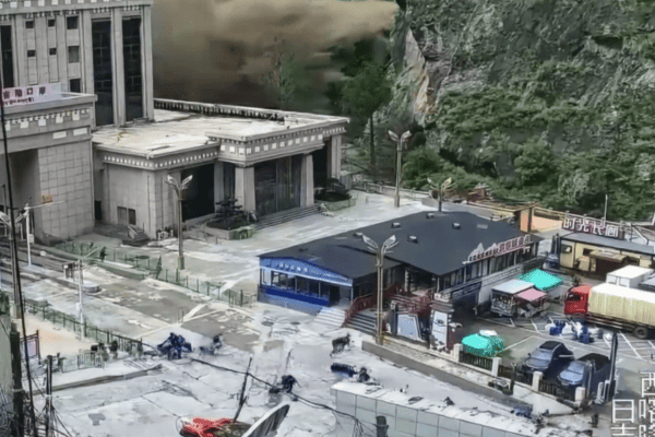 Vídeo mostra pessoas correndo antes de deslizamento atingir porto na fronteira entre Nepal e Tibete