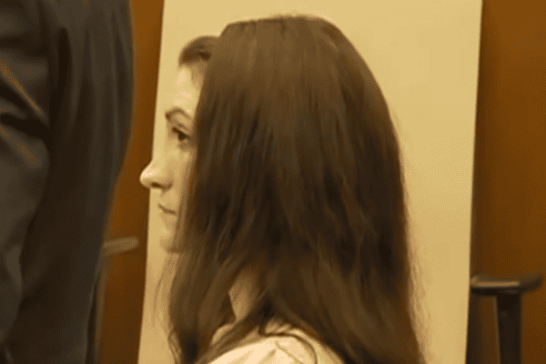 Mulheres se reúnem em apoio a mãe acusada de matar os três filhos