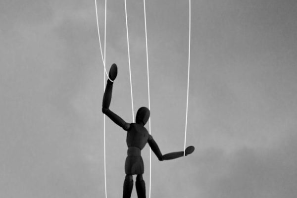 5 sinais de que alguém pode estar manipulando você sem que perceba