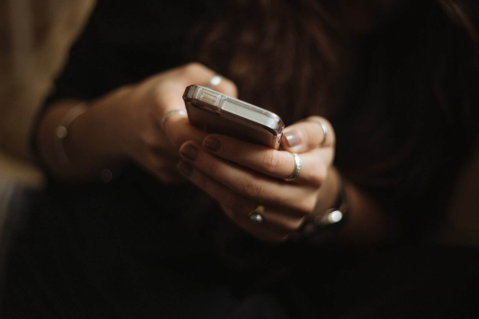 Identificação de chamadas deve trazer mais transparência aos consumidores. (Créditos: Unsplash Priscilla Du Preez 🇨🇦)