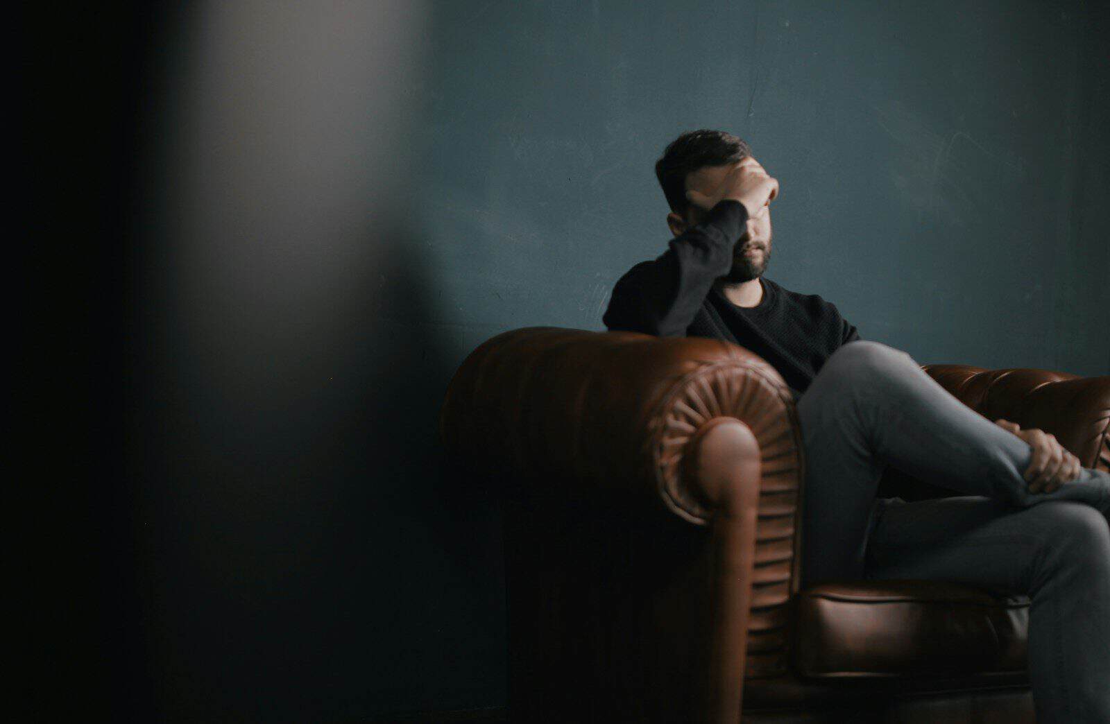 O excesso de estímulos pode aumentar a sensação de sobrecarga mental (Créditos: Unsplash / Nik Shuliahin 💛💙)