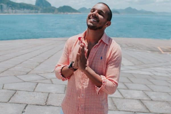 Agradece por tudo? Psicologia revela o que esse hábito pode esconder