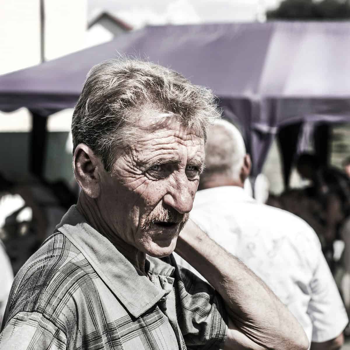 A deficiência hormonal relacionada ao envelhecimento pode afetar homens de diferentes idades. (Créditos: Unsplash Andy Vult)
