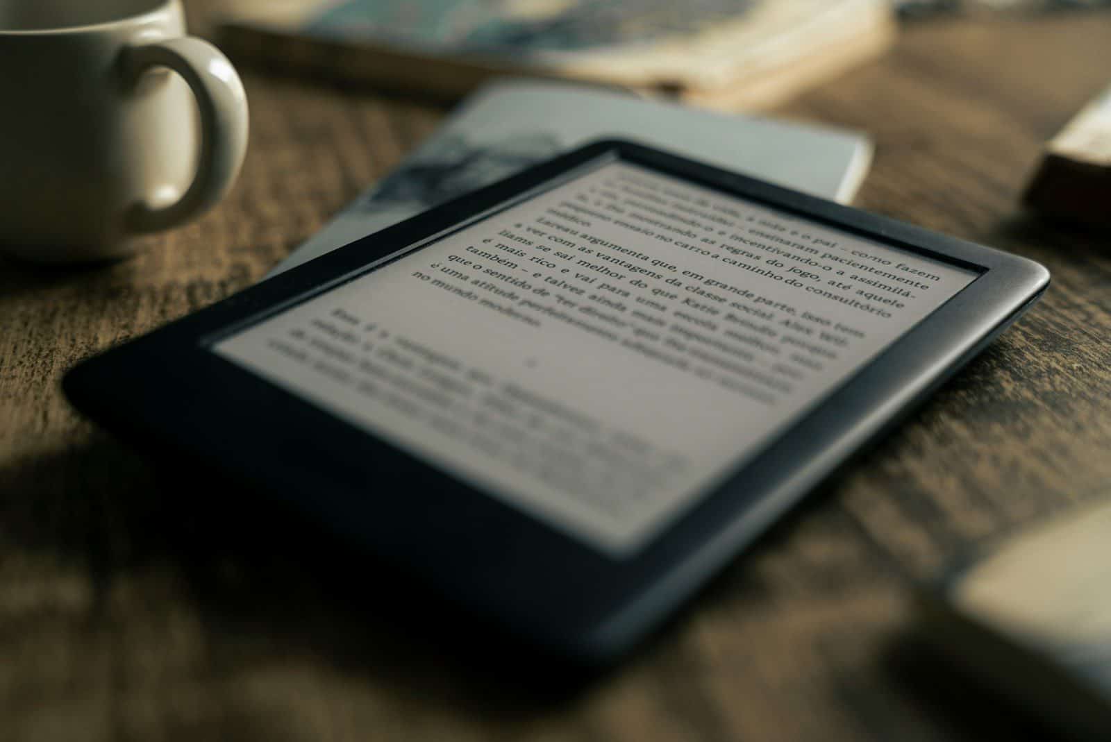 Obras de escritores conhecidos fazem parte da seleção disponível aos leitores (Créditos: Unsplash @felirbe)