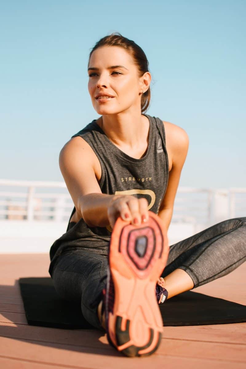 Exercícios simples podem ser incorporados à rotina diária. (Créditos: Unsplash / Christina Moroz)