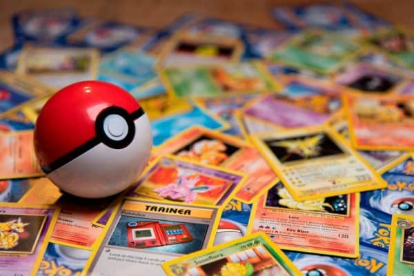 Chupeta, linguagem infantil e “fofura”: por que tantos adultos estão voltando a agir como crianças na internet?