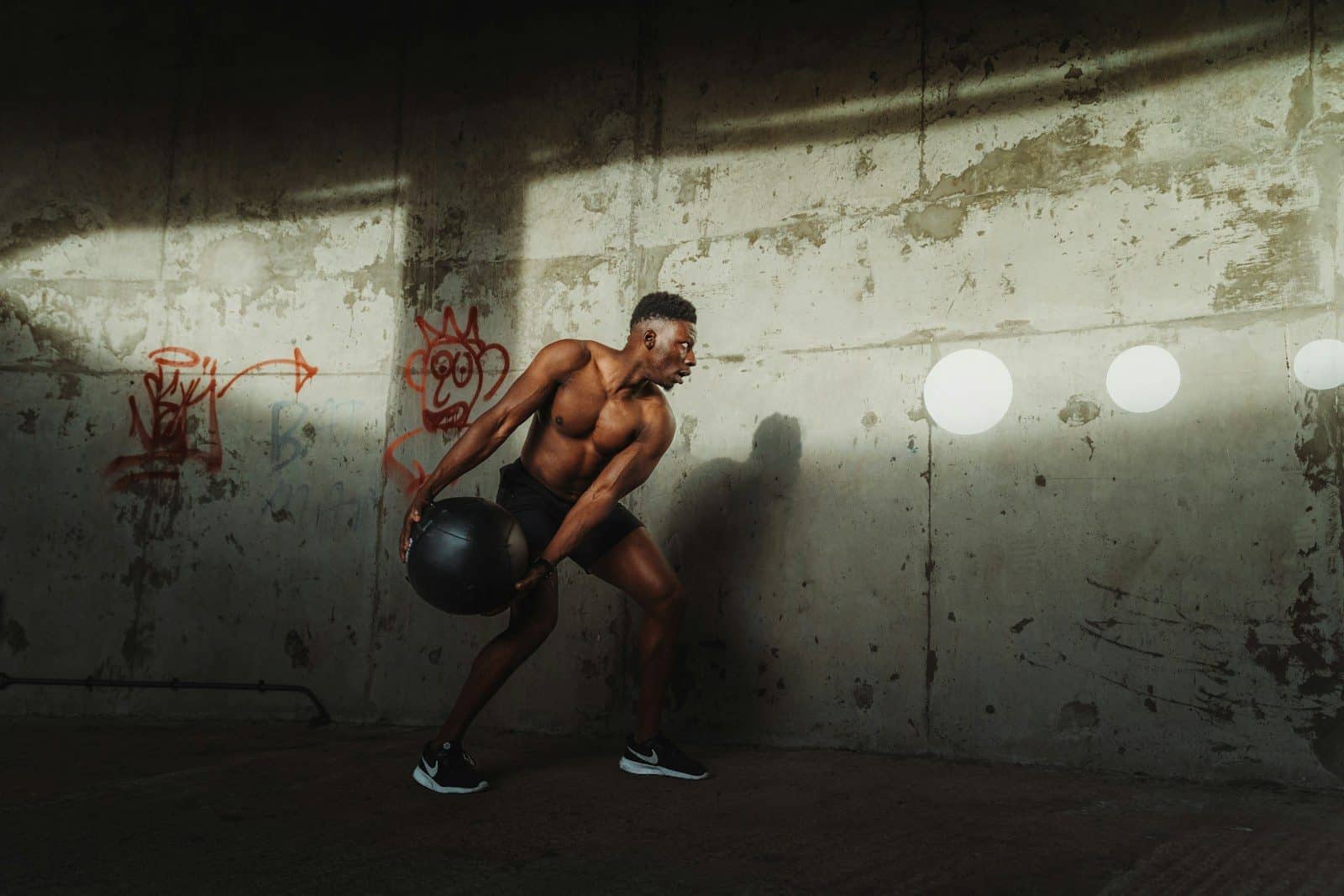 A prática de exercícios rápidos favorece diferentes aspectos da saúde. (Créditos: Unsplash / Arthur Edelmans)