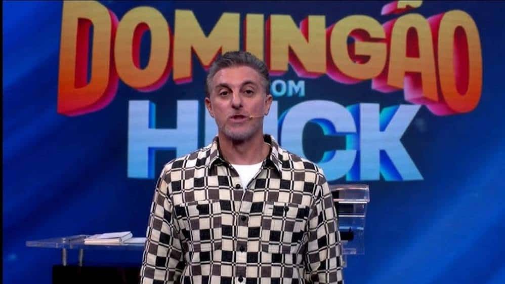 Em entrevista ao portal LeoDias, o comandante do 'Domingão com Huck', da Globo, afirmou que, atualmente, não pensa em se afastar da TV. Em justificativa, ele declarou que enxerga o trabalho na televisão como algo que vai além do entretenimento. (Foto: Globo)