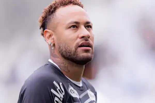 Gafe! Neymar Jr. causa surpresa ao chegar de smoking preto e boina no casamento de Gabriel Medina