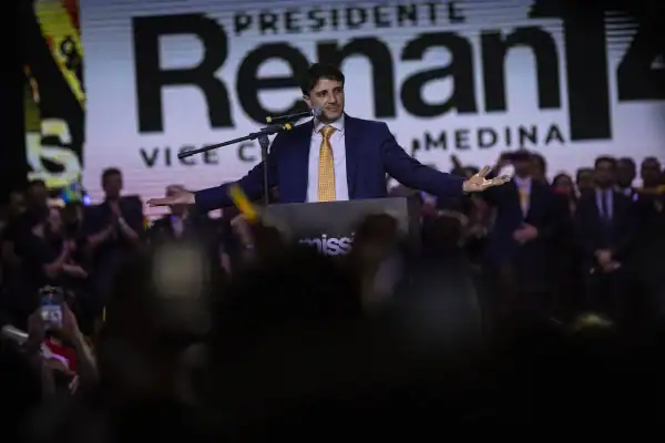 Renan Santos ataca Lula e Flávio Bolsonaro ao lançar candidatura à Presidência